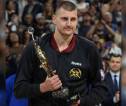 Nikola Jokic Terima Trofi MVP di Depan Gemuruh Penonton Ball Arena