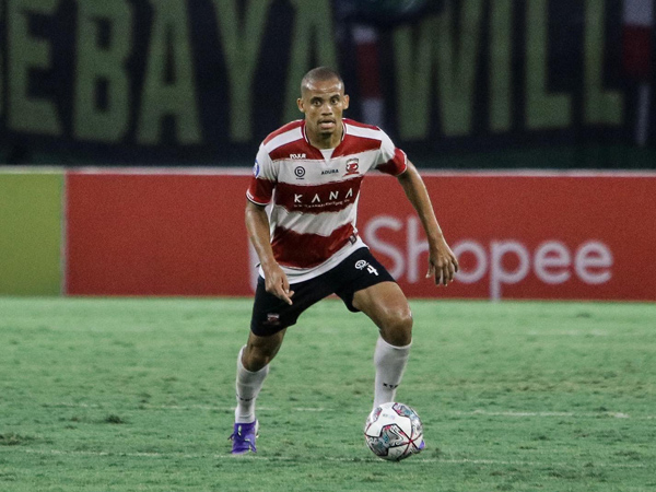 Pemain bertahan Madura United, Cleberson