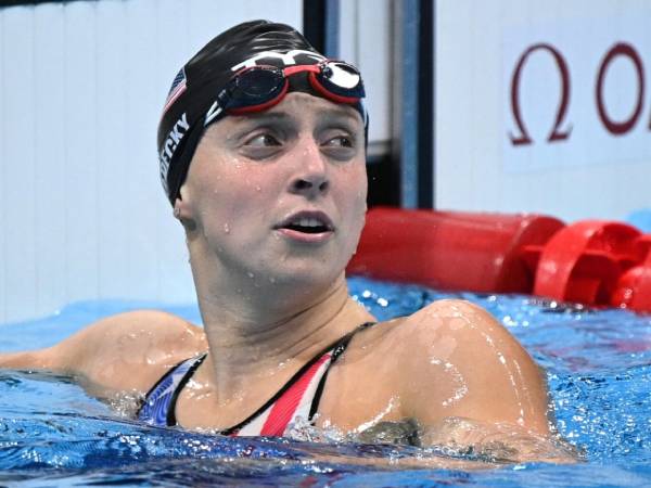 Katie Ledecky memenangkan medali perak dalam nomor estafet gaya bebas 4x200 meter di Tokyo tiga tahun lalu, perlombaan yang dimenangkan China. (Foto: Swimming World)