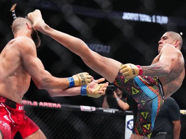 Alex Pereira mencetak kemenangan TKO atas Jiri Prochazka dengan diawali tendangan ke kepala di ronde kedua. (Foto: MMA Fighting)