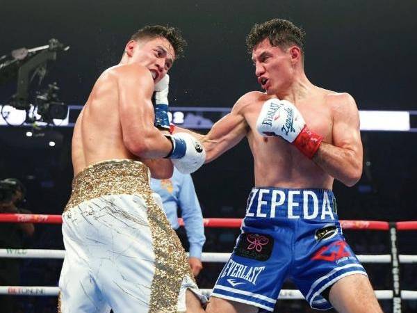 William Zepeda (kanan) mengalahkan Giovanni Cabrera dalam tiga ronde. (Foto: Golden Boy Promotions)