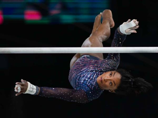 Palang bertingkat dianggap sebagai nomor "paling lemah" dari Simone Biles. (Foto: AP)
