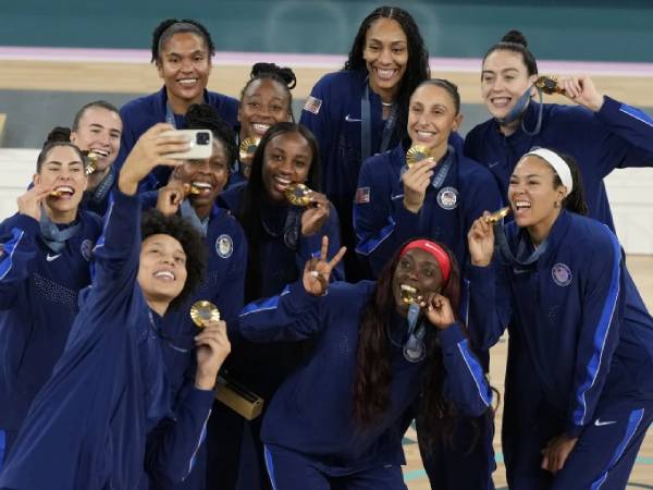 Tim bola basket putri AS menyumbang medali ke-40 bagi negaranya di Olimpiade 2024 pada Minggu (11/8). (Foto: AP)
