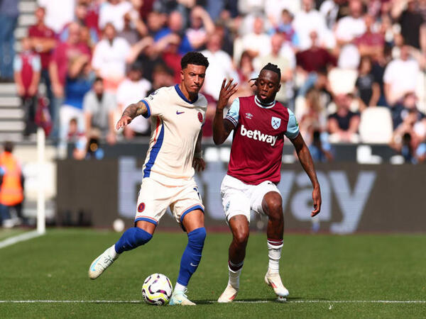 Keteteran isi posisi wing-back pada laga kontra Chelsea tadi malam (21/9), keputusan West Ham United merekrut Aaron Wan-Bissaka dipertanyakan oleh Michael Owen / via Getty Images