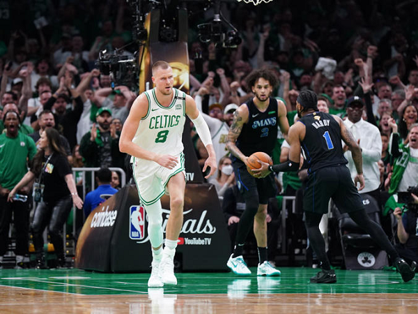 Brad Stevens sebut proses penyembuhan cedera Porzingis berjalan lancar.