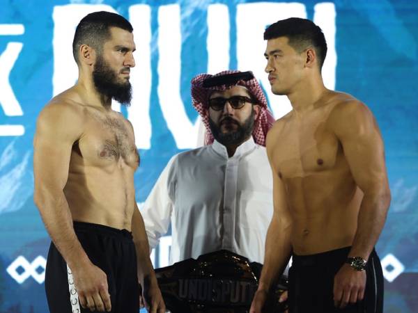 Artur Beterbiev (kiri) dan Dmitry Bivol. (Foto: Matchroom)