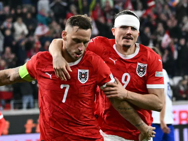 Marcel Sabitzer bersama Marko Arnautović yang mencetak dua gol ke gawang Norwegia