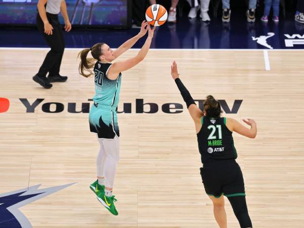 Pemain New York Liberty Sabrina Ionescu melesakkan tembakan kemenangan timnya di Game 3 versus Lynx. (Foto: AP)