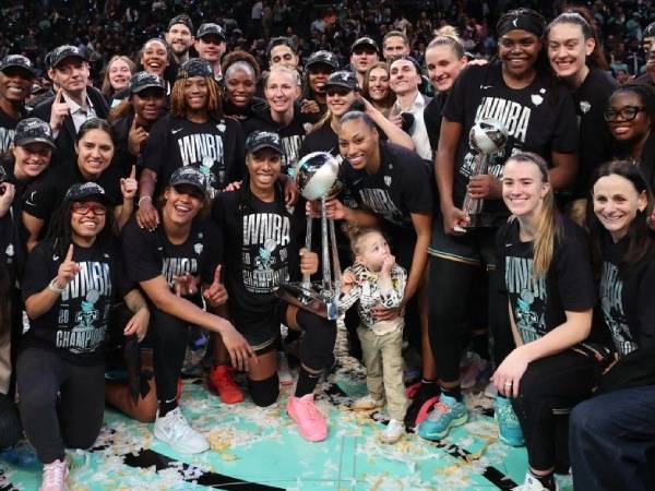 Semua anggota klub New York Liberty berpose dengan trofi juara WNBA. (Foto: AP)