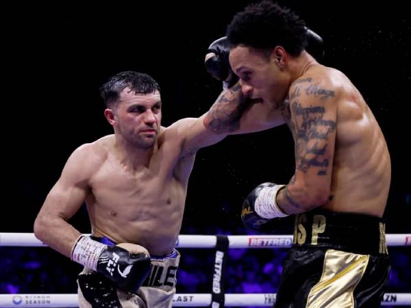 Jack Catterall (kiri) tercatat beberapa kali menjatuhkan Regis Prograis. (Foto: Fight TV)