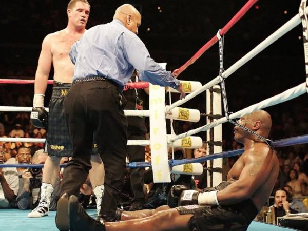 Mike Tyson (kanan) terduduk di tali ring setelah ditumbangkan Kevin McBride. (Foto: Fight TV)