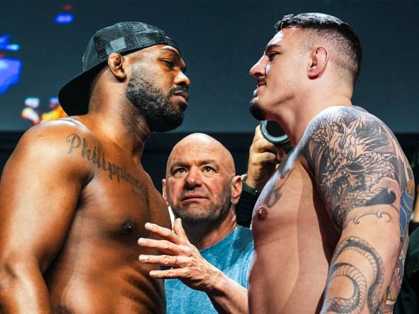 Tom Aspinall (kanan) dan Jon Jones. (Foto: MMA Fighting)