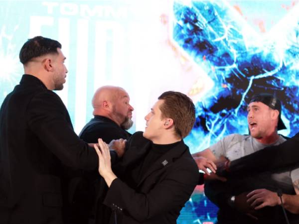 Tommy Fury (paling kiri) dan Darren Till (paling kanan) terlibat perkelahian massal saat konferensi pers pada November lalu. (Foto: Fight TV)