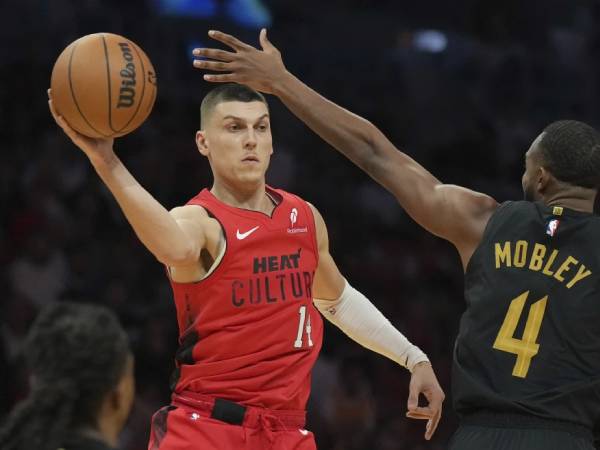 Tyler Herro (kiri) mencetak 34 poin saat Miami Heat mengalahkan Cleveland Cavaliers, 122-113, pada hari Minggu (8/12) malam. (Foto: AP)