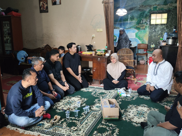 Perwakilan PT PBB dan Ketum Viking Persib Club melakukan takziah ke rumah korban Bobotoh yang meninggal di Solo.