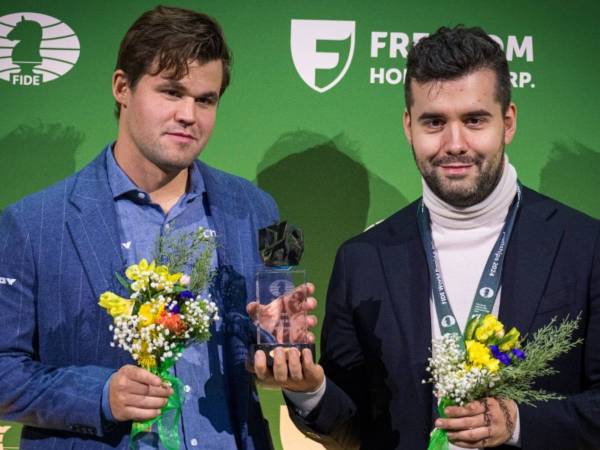 Magnus Carlsen (kiri) dan Ian Nepomniachtchi berpose setelah menjadi juara dunia bersama di New York. (Foto: FIDE)