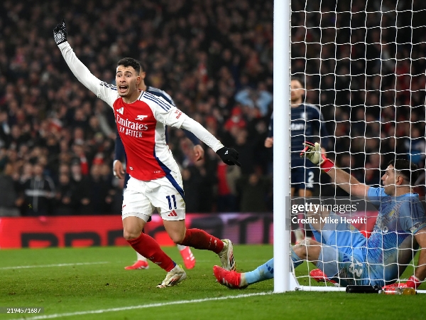 Gabriel Martinelli membuka keunggulan Arsenal atas Aston Villa