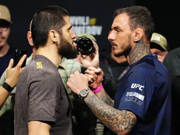 Islam Makhachev (kiri) dan Renato Moicano. (Foto: Fight TV)
