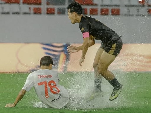 Duel pemain PSIS Semarang dan Persis Solo di Derby Jateng