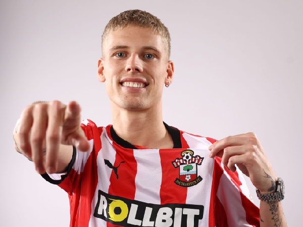 Southampton mendapatkan Albert Gronbaek dari Stade Rennes