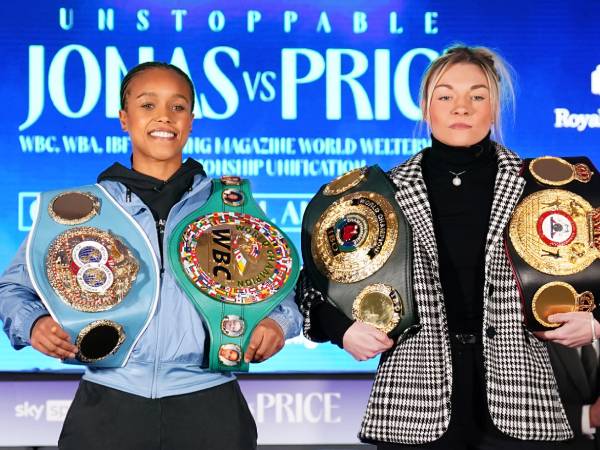 Natasha Jonas (kiri) dan Lauren Price berhadapan di Hotel Dorchester di London menjelang pertandingan mereka di Royal Albert Hall pada 7 Maret. (Foto: Fight TV)