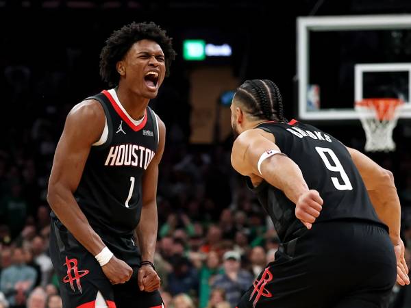 Amen Thompson (kiri) melakukan selebrasi setelah menentukan kemenangan Houston Rockets atas Boston Celtics. (Foto: AP)