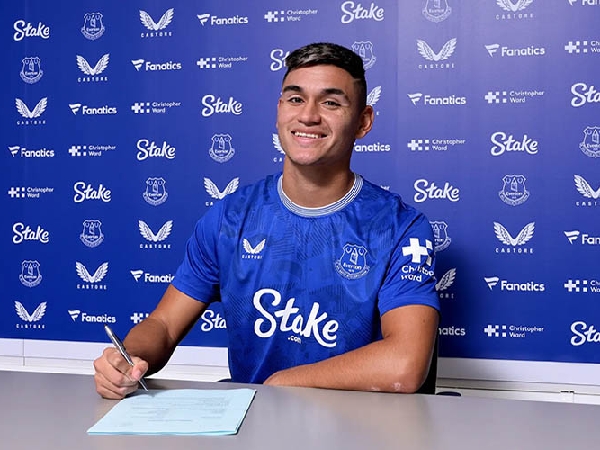 Everton meminjam gelandang Flamengo, Carlos Alcaraz