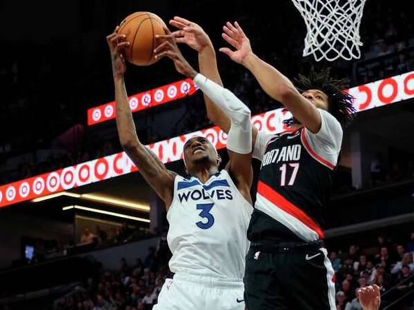 Jaden McDaniels (kiri) mencetak 30 poin saat Minnesota Timberwolves menang 114-98 atas Portland Trail Blazers pada Sabtu (8/2) malam. (Foto: AP)