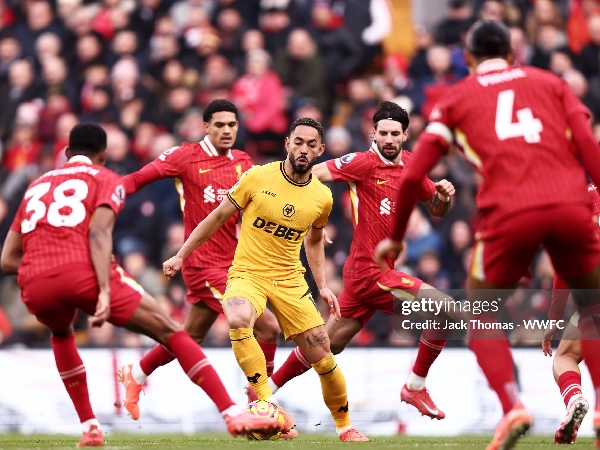 Matheus Cunha dikerubungi oleh para pemain Liverpool