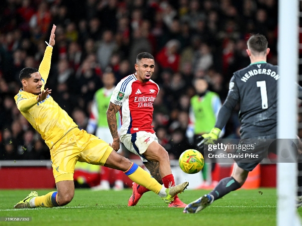 Gabriel Jesus lolos dari pengawalan bek Crystal Palace, Maxence Lacroix