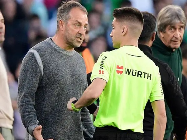Hansi Flick Bela Perlakuan Terhadap Wasit di Spanyol