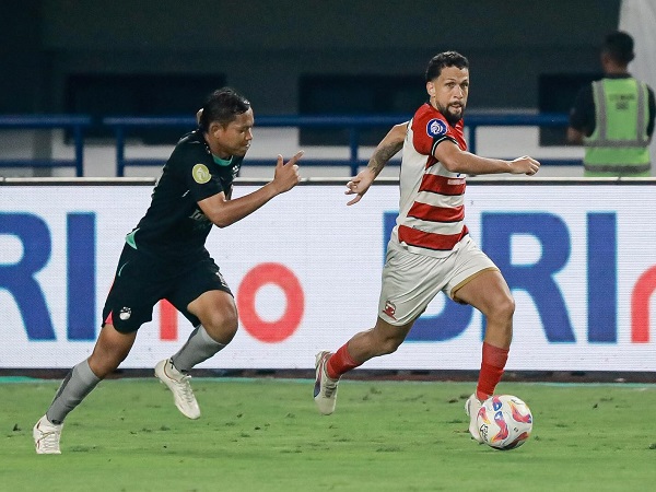 Gelandang Madura United, Iran Junior di laga kontra Persib Bandung