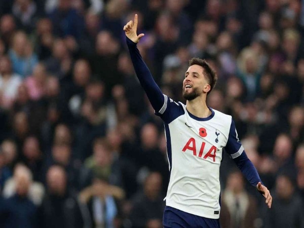 Gelandang Tottenham