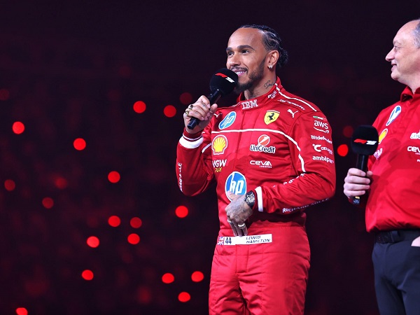 Lewis Hamilton tidak terlalu pusing pikirkan soal kritik yang datang dari luar.