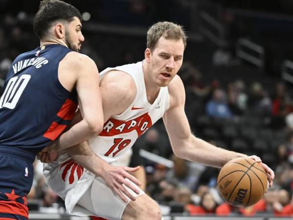 Jakob Poeltl (kanan) mencetak 21 poin saat Toronto Raptors meraih kemenangan 112-104 atas tuan rumah Washington Wizards pada Senin (24/3) malam. (Foto: AP)