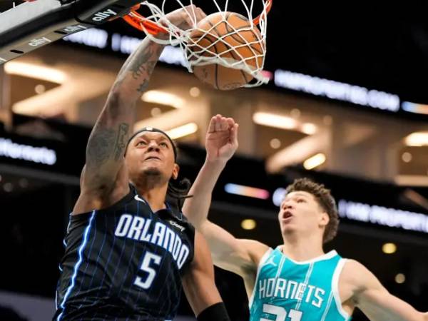 Paolo Banchero (kiri) mencetak 32 poin saat Orlando Magic meraih kemenangan 111-104 melawan Charlotte Hornets pada Selasa (25/3) malam. (Foto: AP)