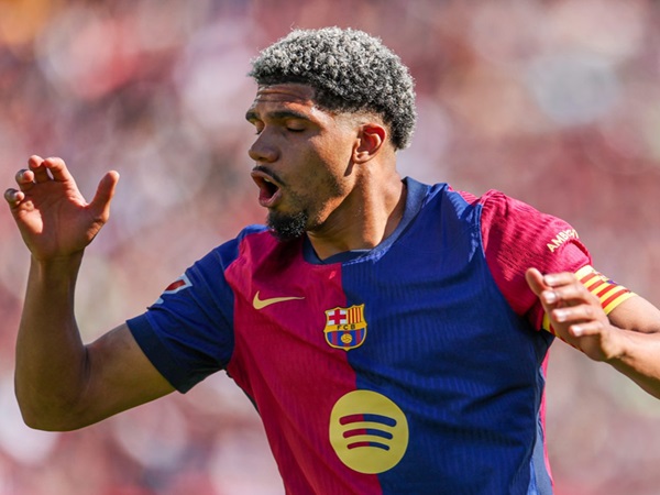 Liverpool Dilporkan Mengincar Bek Andalan Barcelona
