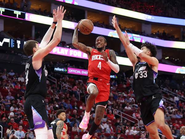 Jalen Green (tengah) mencetak 22 poin saat Houston Rockets menang telak 143-105 atas tim tamu Utah Jazz pada Rabu (2/4) malam. (Foto: AP)