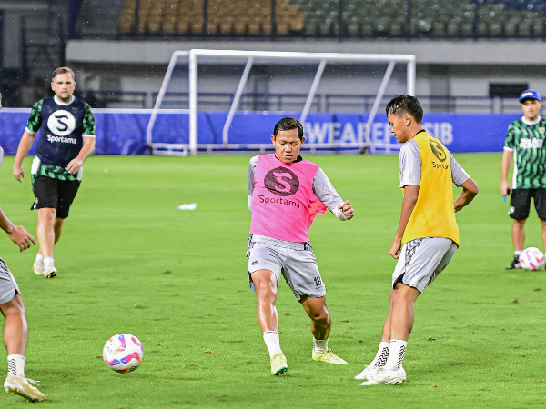 Gelandang Persib, Adam Alis