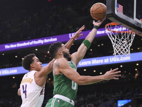 Jayson Tatum (kanan) mencetak 23 poin saat Boston Celtics meraih kemenangan 123-103 atas tim tamu Phoenix Suns pada Jumat (4/4) malam. (Foto: AP)