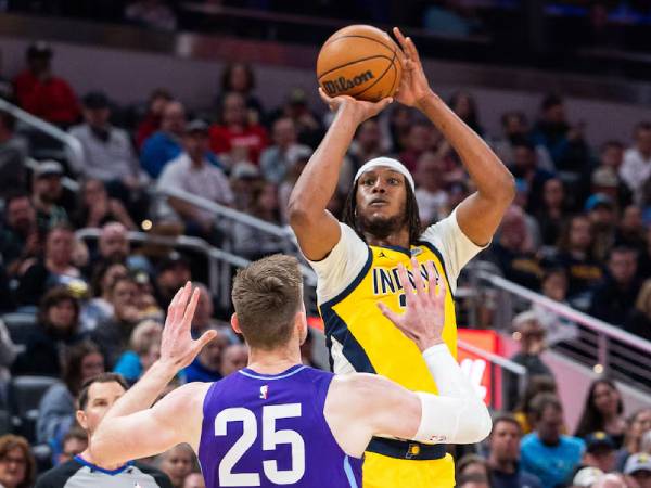 Myles Turner (kanan) mencetak 26 poin saat Indiana Pacers meraih kemenangan 140-112 atas Utah Jazz pada Jumat (4/4) malam di Indianapolis. (Foto: AP)