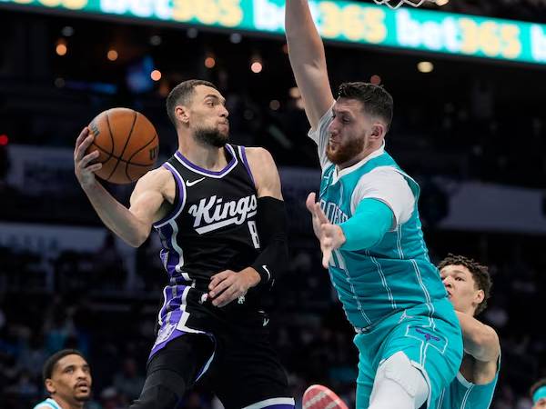 Zach LaVine (kiri) mencetak 25 poin saat Sacramento Kings mengalahkan tuan rumah Charlotte Hornets 125-102 pada Jumat (4/4) malam. (Foto: AP)