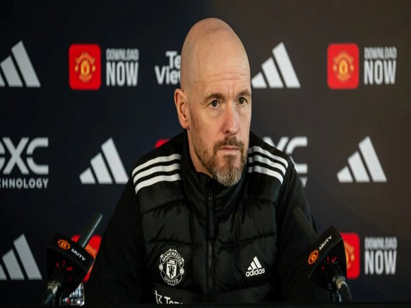 Agen Erik ten Hag angkat bicara kepada awak media mengenai isu merapatnya sang klien ke AS Roma untuk musim depan / via Getty Images