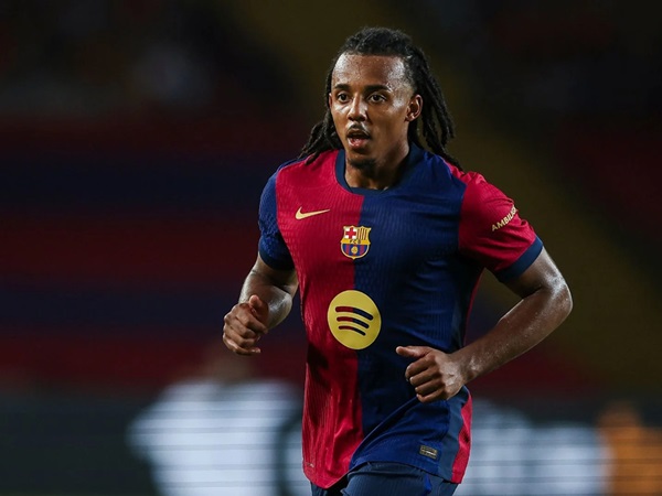 Jules Kounde Cetak Rekor 100 Penampilan Bersama Barcelona