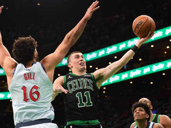 Payton Pritchard (kanan) mencetak 20 poin saat Boston Celtics menang 124-90 atas tim tamu Washington Wizards pada hari Minggu (6/4). (Foto: AP)