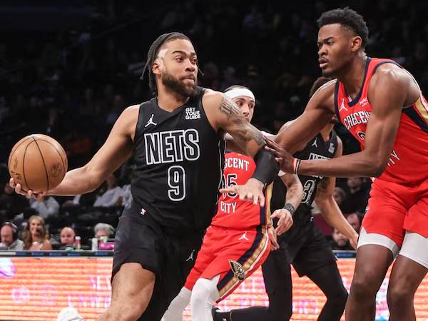 Trendon Watford (kiri) mencetak 22 poin saat Brooklyn Nets meraih kemenangan 119-114 atas New Orleans Pelicans pada Selasa (8/4) malam. (Foto: AP)