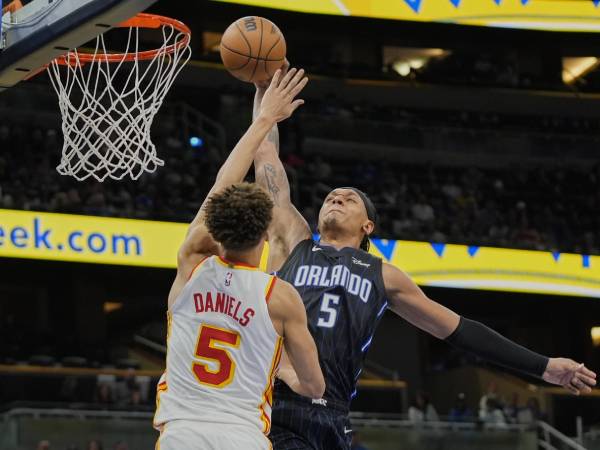 Paolo Banchero (kanan) mencatatkan double-double saat Orlando Magic mengalahkan tim tamu Atlanta Hawks 119-112 pada hari Selasa (8/4) malam.