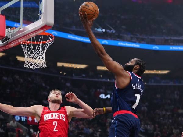 James Harden (kanan) mencetak 35 poin saat Los Angeles Clippers meraih kemenangan 134-117 atas Houston Rockets pada hari Rabu (9/4) malam di Inglewood, Calif. (Foto: AP)