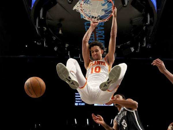 Zaccharie Risacher (tengah) mencetak 38 poin saat Atlanta Hawks meraih kemenangan 133-109 atas Brooklyn Nets pada Kamis (10/4) malam di New York. (Foto: AP)