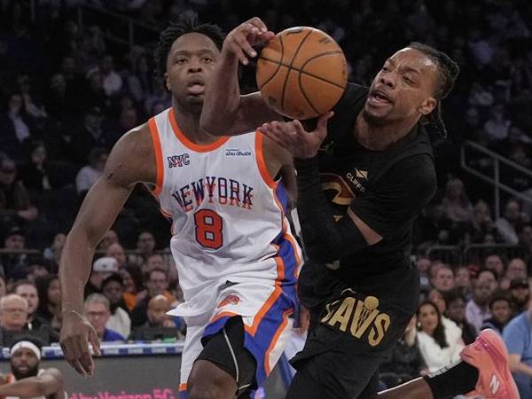 Darius Garland (kanan) mencetak 26 poin saat Cleveland Cavaliers mengalahkan tuan rumah New York Knicks 108-102 pada Jumat (11/4) malam. (Foto: AP)
